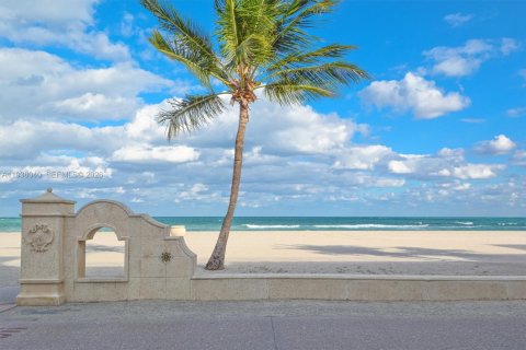 Condo in Hollywood, Florida, 2 bedrooms  № 2002297 - photo 14