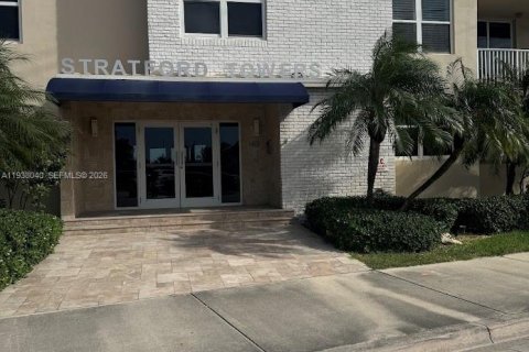 Condo in Hollywood, Florida, 2 bedrooms  № 2002297 - photo 2