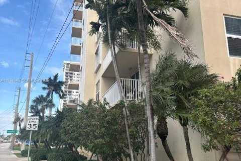 Condo in Hollywood, Florida, 2 bedrooms  № 2002297 - photo 6