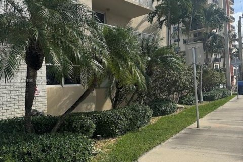 Condo in Hollywood, Florida, 2 bedrooms  № 2002297 - photo 5
