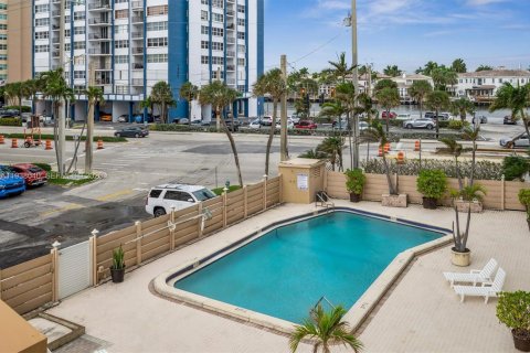 Condo in Hollywood, Florida, 2 bedrooms  № 2002297 - photo 13