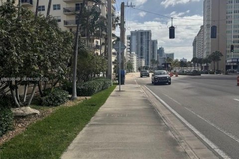 Condo in Hollywood, Florida, 2 bedrooms  № 2002297 - photo 8