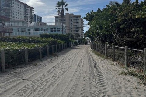Condo in Hollywood, Florida, 2 bedrooms  № 2002297 - photo 10