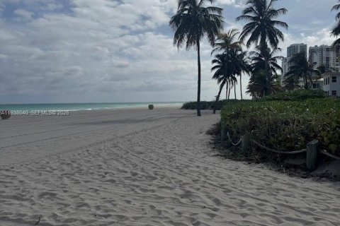 Condo in Hollywood, Florida, 2 bedrooms  № 2002297 - photo 12