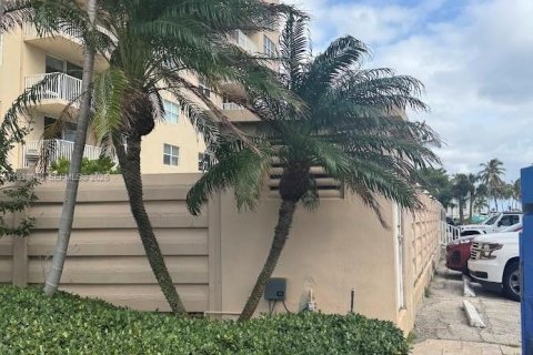 Condo in Hollywood, Florida, 2 bedrooms  № 2002297 - photo 9