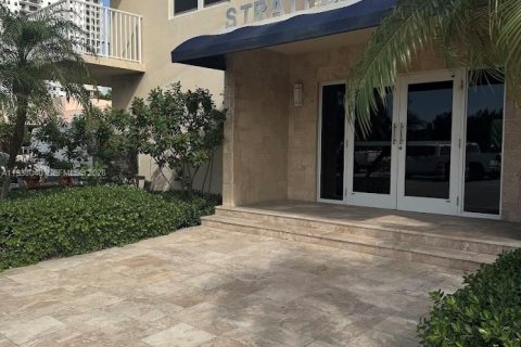 Condo in Hollywood, Florida, 2 bedrooms  № 2002297 - photo 15