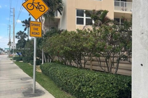 Condo in Hollywood, Florida, 2 bedrooms  № 2002297 - photo 7