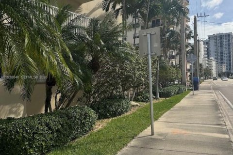 Condo in Hollywood, Florida, 2 bedrooms  № 2002297 - photo 3