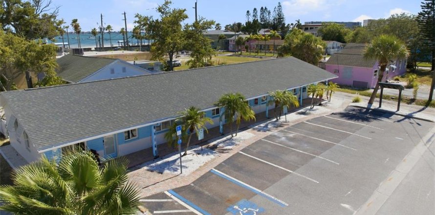 Propiedad comercial en Gulfport, Florida 200.67 m2 № 2133486
