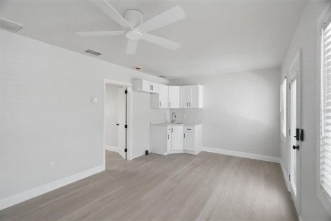 Propiedad comercial en venta en Gulfport, Florida, 200.67 m2 № 2133486 - foto 5