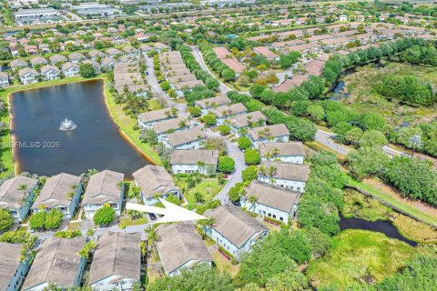 Adosado en venta en Riviera Beach, Florida, 2 dormitorios, 94.95 m2 № 2076583 - foto 2
