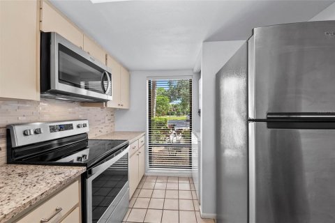Condo in Sarasota, Florida, 1 bedroom  № 1870195 - photo 14