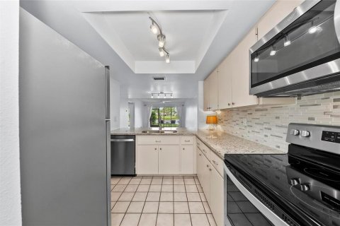 Condo in Sarasota, Florida, 1 bedroom  № 1870195 - photo 15
