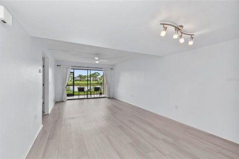 Condo in Sarasota, Florida, 1 bedroom  № 1870195 - photo 5