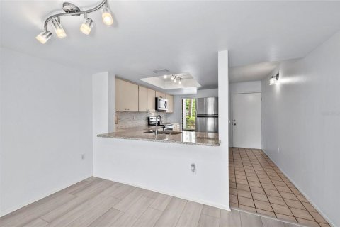 Condo in Sarasota, Florida, 1 bedroom  № 1870195 - photo 12