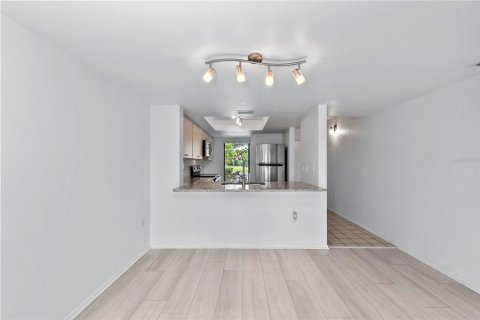 Condo in Sarasota, Florida, 1 bedroom  № 1870195 - photo 11