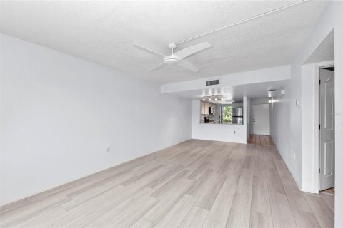 Condo in Sarasota, Florida, 1 bedroom  № 1870195 - photo 10
