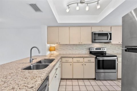 Condo in Sarasota, Florida, 1 bedroom  № 1870195 - photo 13