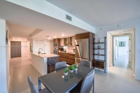 Condo in Bay Harbor Islands, Florida, 2 bedrooms  № 1800787 - photo 4