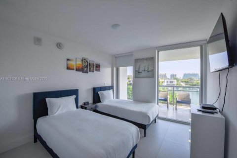 Condo in Bay Harbor Islands, Florida, 2 bedrooms  № 1800787 - photo 1