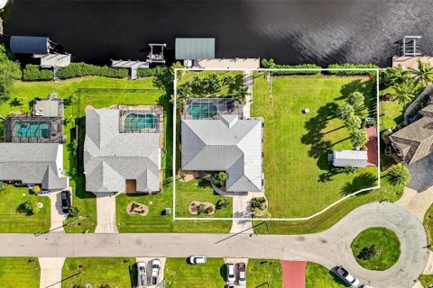 House in Port Charlotte, Florida 3 bedrooms, 185.99 sq.m. № 2414942 - photo 2