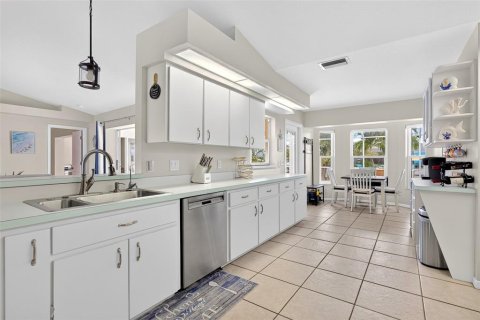 House in Port Charlotte, Florida 3 bedrooms, 185.99 sq.m. № 2414942 - photo 16