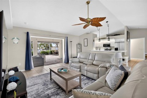 House in Port Charlotte, Florida 3 bedrooms, 185.99 sq.m. № 2414942 - photo 8