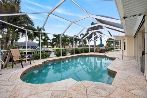 House in Port Charlotte, Florida 3 bedrooms, 185.99 sq.m. № 2414942 - photo 3