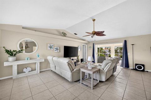 House in Port Charlotte, Florida 3 bedrooms, 185.99 sq.m. № 2414942 - photo 10