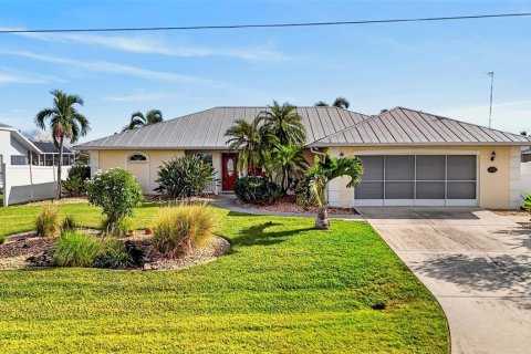 House in Port Charlotte, Florida 3 bedrooms, 185.99 sq.m. № 2414942