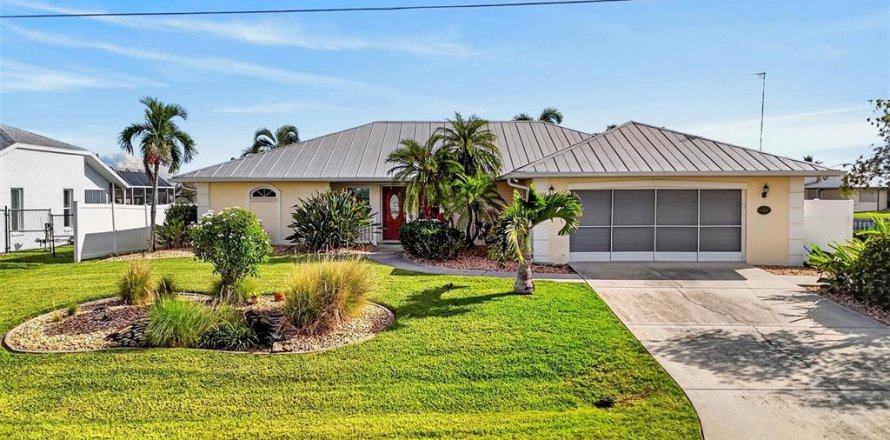 House in Port Charlotte, Florida 3 bedrooms, 185.99 sq.m. № 2414942