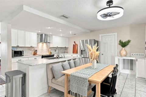 House in Saint Petersburg, Florida 3 bedrooms, 142.98 sq.m. № 2152295 - photo 8