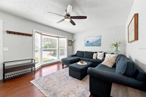 House in Saint Petersburg, Florida 3 bedrooms, 142.98 sq.m. № 2152295 - photo 5