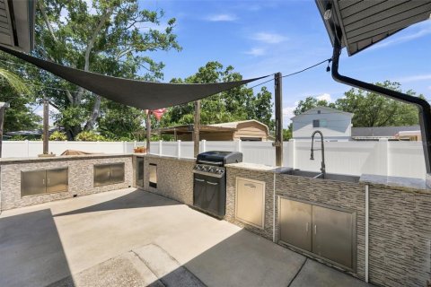 House in Saint Petersburg, Florida 3 bedrooms, 142.98 sq.m. № 2152295 - photo 3