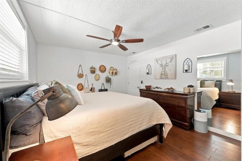 House in Saint Petersburg, Florida 3 bedrooms, 142.98 sq.m. № 2152295 - photo 17