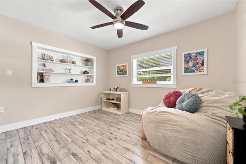 House in Saint Petersburg, Florida 3 bedrooms, 142.98 sq.m. № 2152295 - photo 25