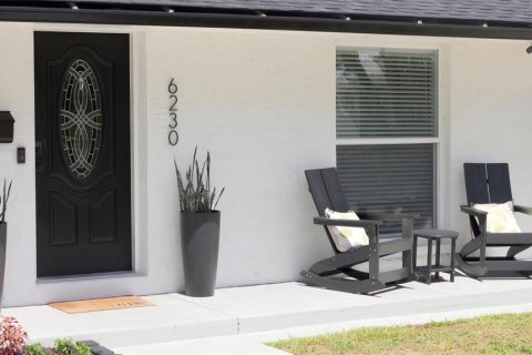 House in Saint Petersburg, Florida 3 bedrooms, 142.98 sq.m. № 2152295 - photo 2