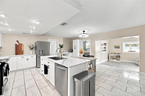 House in Saint Petersburg, Florida 3 bedrooms, 142.98 sq.m. № 2152295 - photo 6