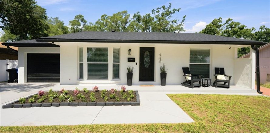 House in Saint Petersburg, Florida 3 bedrooms, 142.98 sq.m. № 2152295