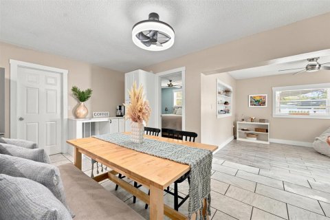 House in Saint Petersburg, Florida 3 bedrooms, 142.98 sq.m. № 2152295 - photo 12