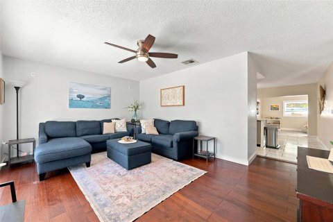 House in Saint Petersburg, Florida 3 bedrooms, 142.98 sq.m. № 2152295 - photo 4