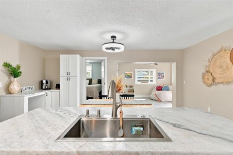 House in Saint Petersburg, Florida 3 bedrooms, 142.98 sq.m. № 2152295 - photo 10