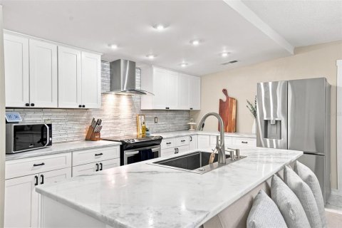 House in Saint Petersburg, Florida 3 bedrooms, 142.98 sq.m. № 2152295 - photo 9