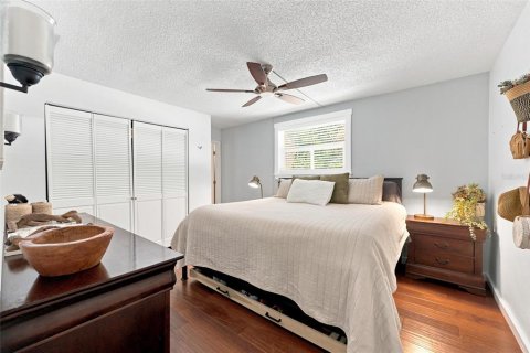 House in Saint Petersburg, Florida 3 bedrooms, 142.98 sq.m. № 2152295 - photo 16