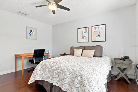 House in Saint Petersburg, Florida 3 bedrooms, 142.98 sq.m. № 2152295 - photo 26