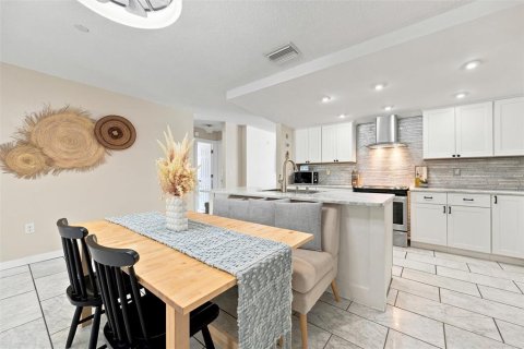 House in Saint Petersburg, Florida 3 bedrooms, 142.98 sq.m. № 2152295 - photo 23