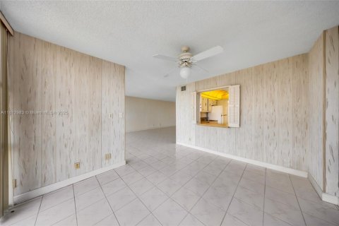 Condo in Hallandale Beach, Florida, 1 bedroom  № 1758479 - photo 23