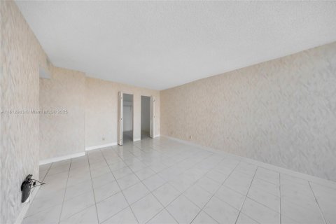 Condo in Hallandale Beach, Florida, 1 bedroom  № 1758479 - photo 17