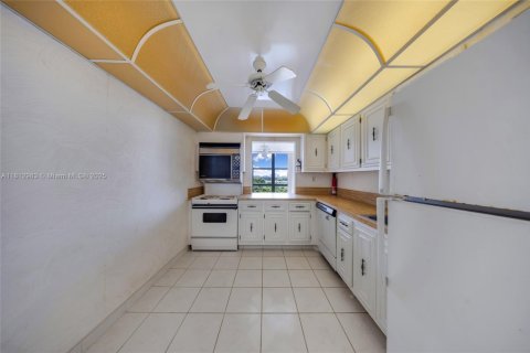 Condo in Hallandale Beach, Florida, 1 bedroom  № 1758479 - photo 7