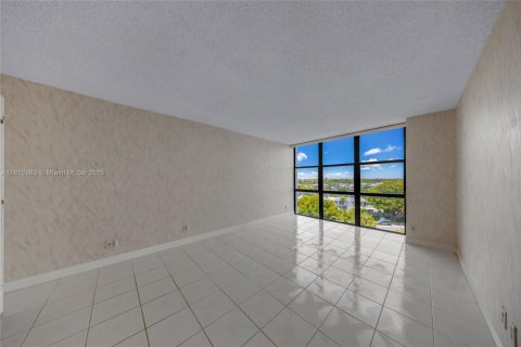 Condo in Hallandale Beach, Florida, 1 bedroom  № 1758479 - photo 26